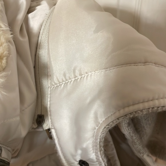 Zara sleeveless puffer vest with removeable hood - Picture 4 of 4